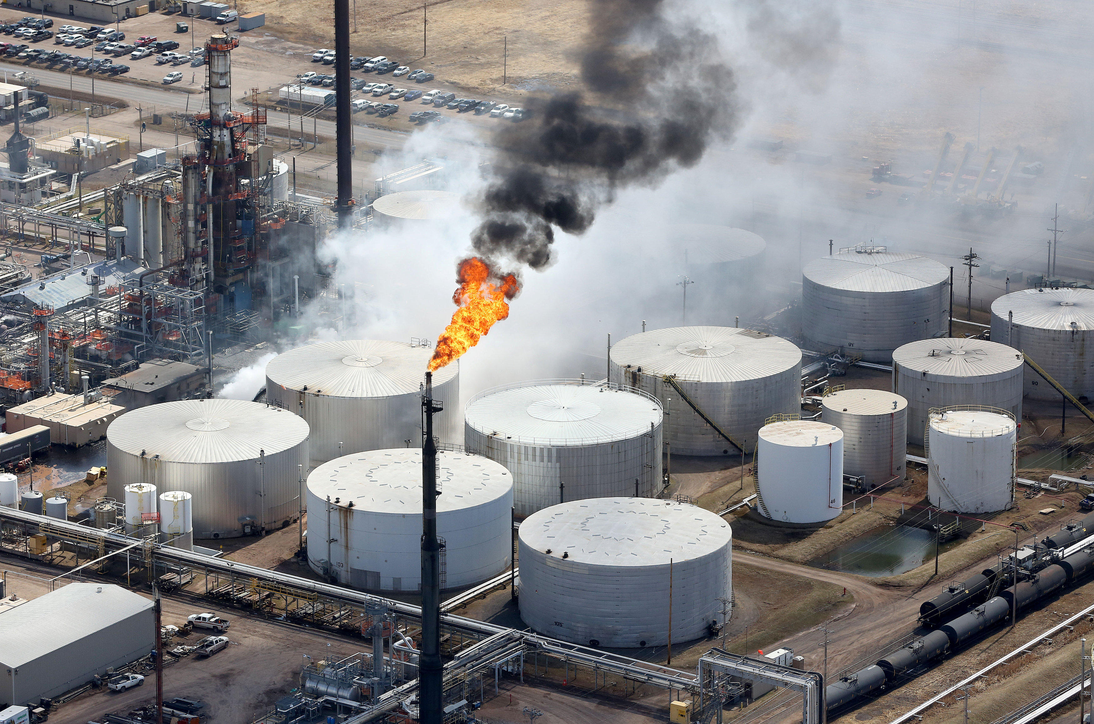 Superior, Wisconsin explosion Blast rocks Husky Energy oil refinery in