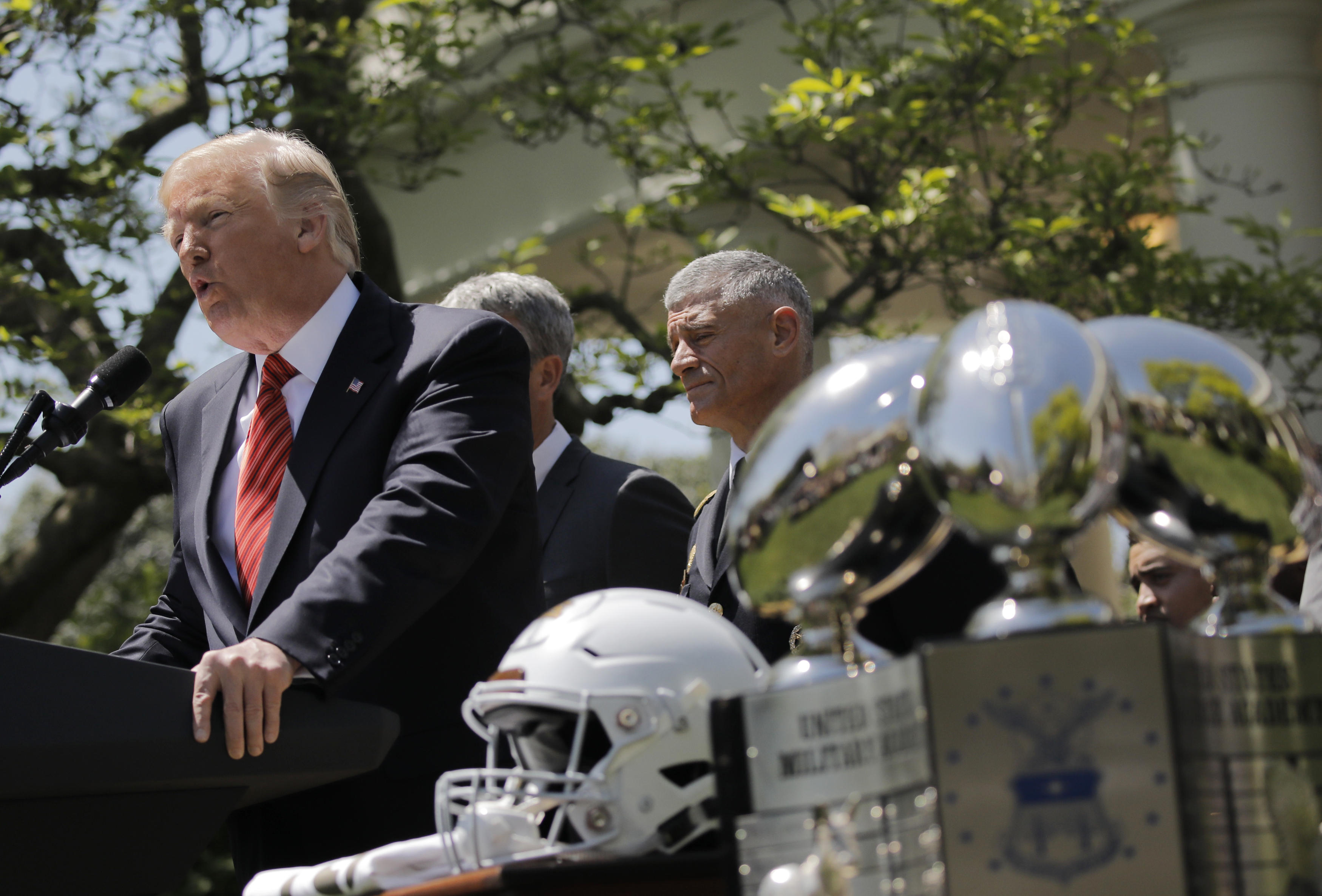 Trump presents CommanderInChief trophy to U.S. Army football team