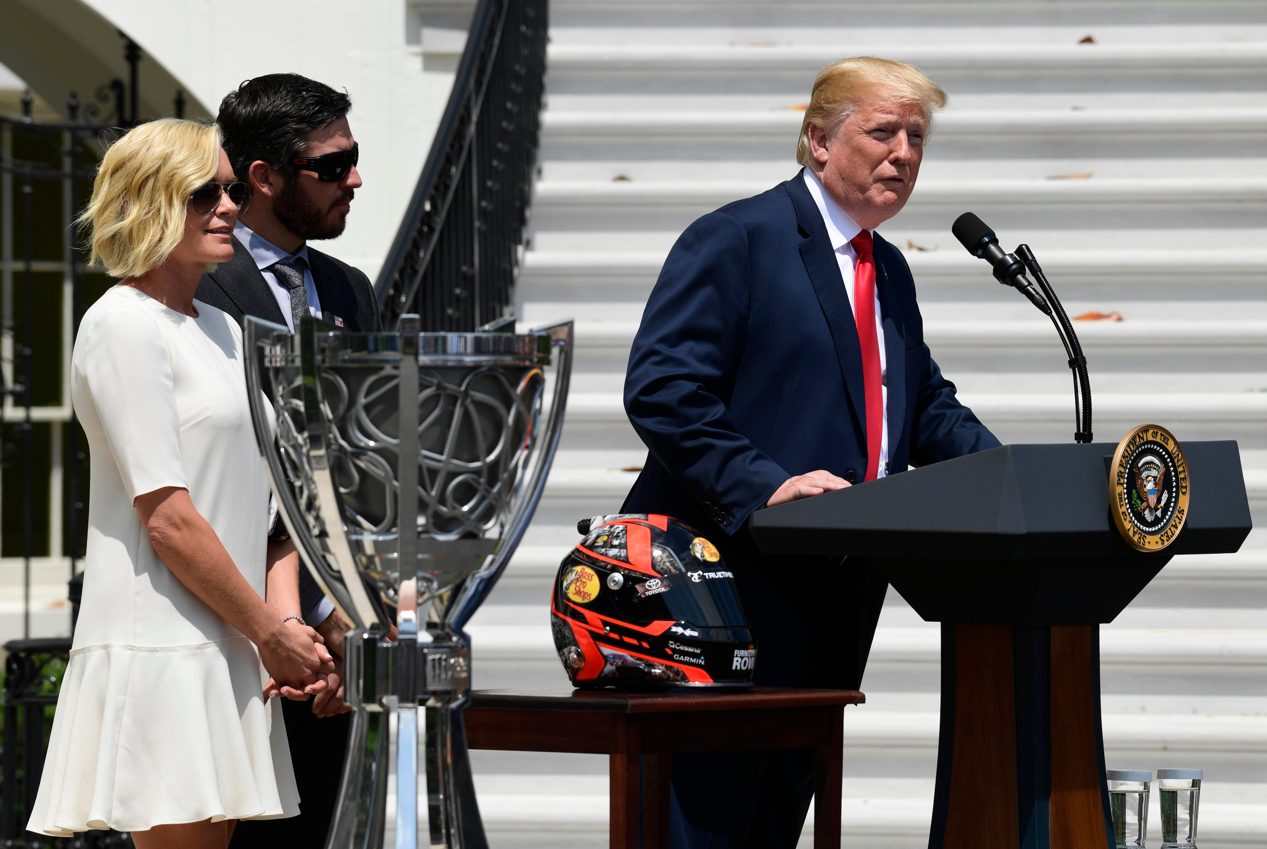 National Anthem At Nascar Today - r8wureo