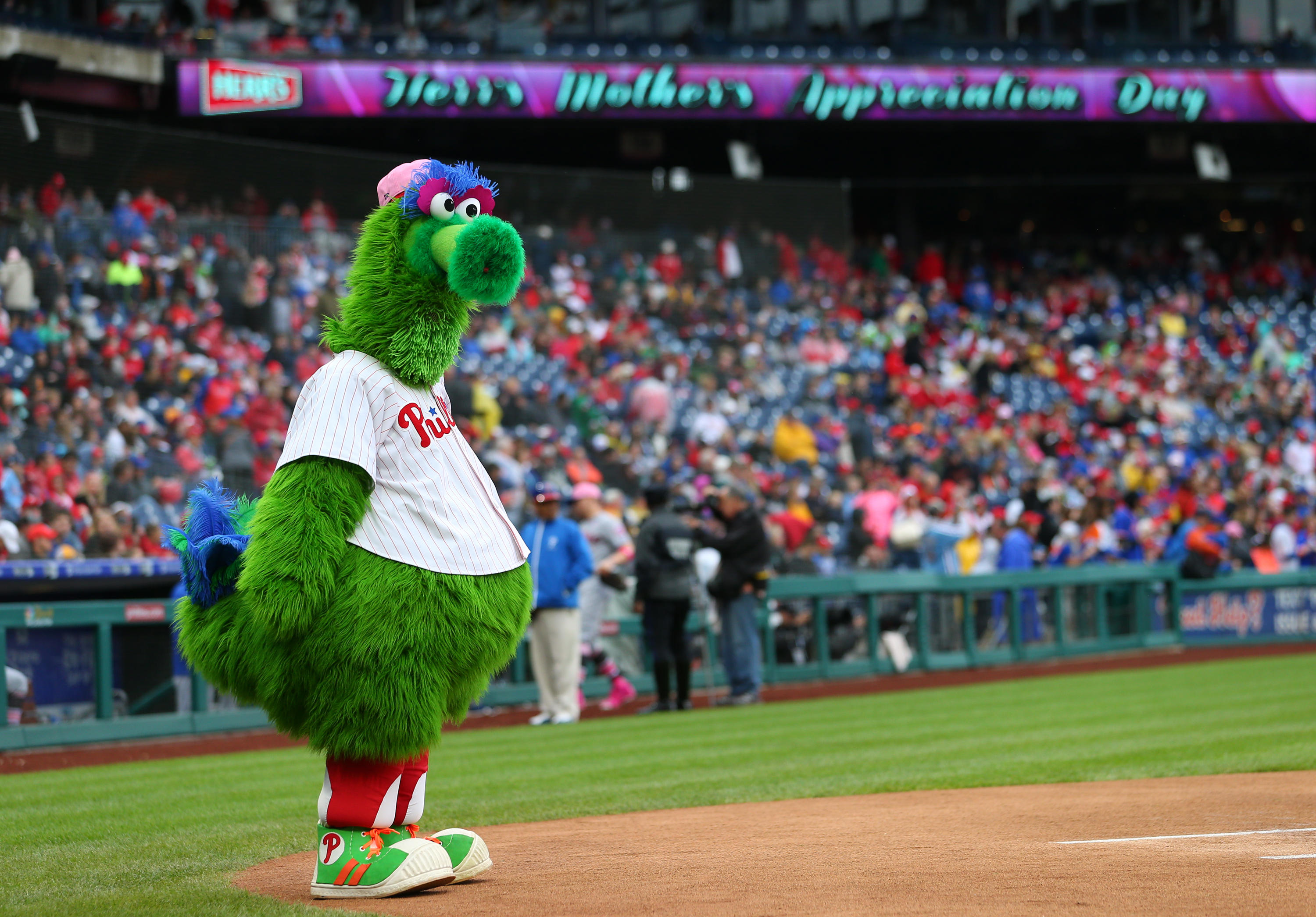 Philadelphia Phillies mascot Phillie Phanatic launches hot dog woman says  hit her in face, eye - CBS News
