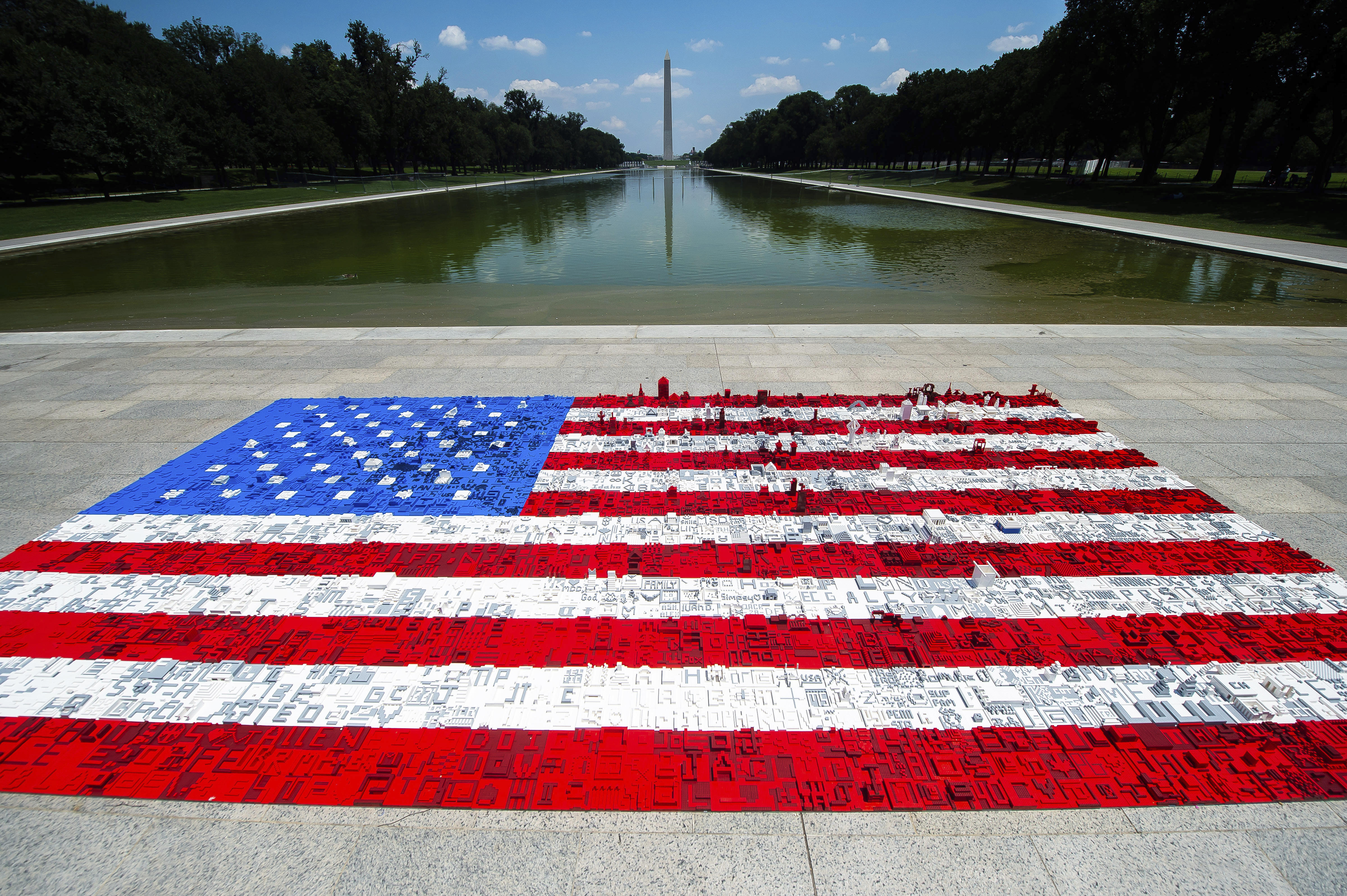 Mindst Nautisk butiksindehaveren Visitors build giant American flag out of LEGO bricks on the National Mall  - CBS News