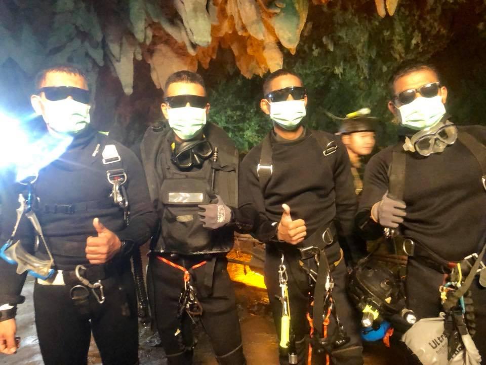 Thai Cave Rescue Photo Shows Four Badass Thai Navy SEALs Who Stayed ...