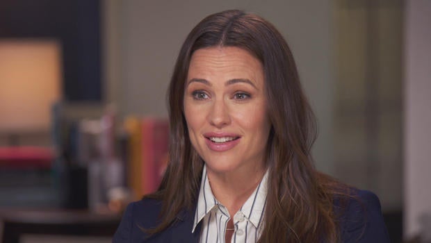 elleve Kemiker mammal Jennifer Garner on the farm, and away from paparazzi - CBS News