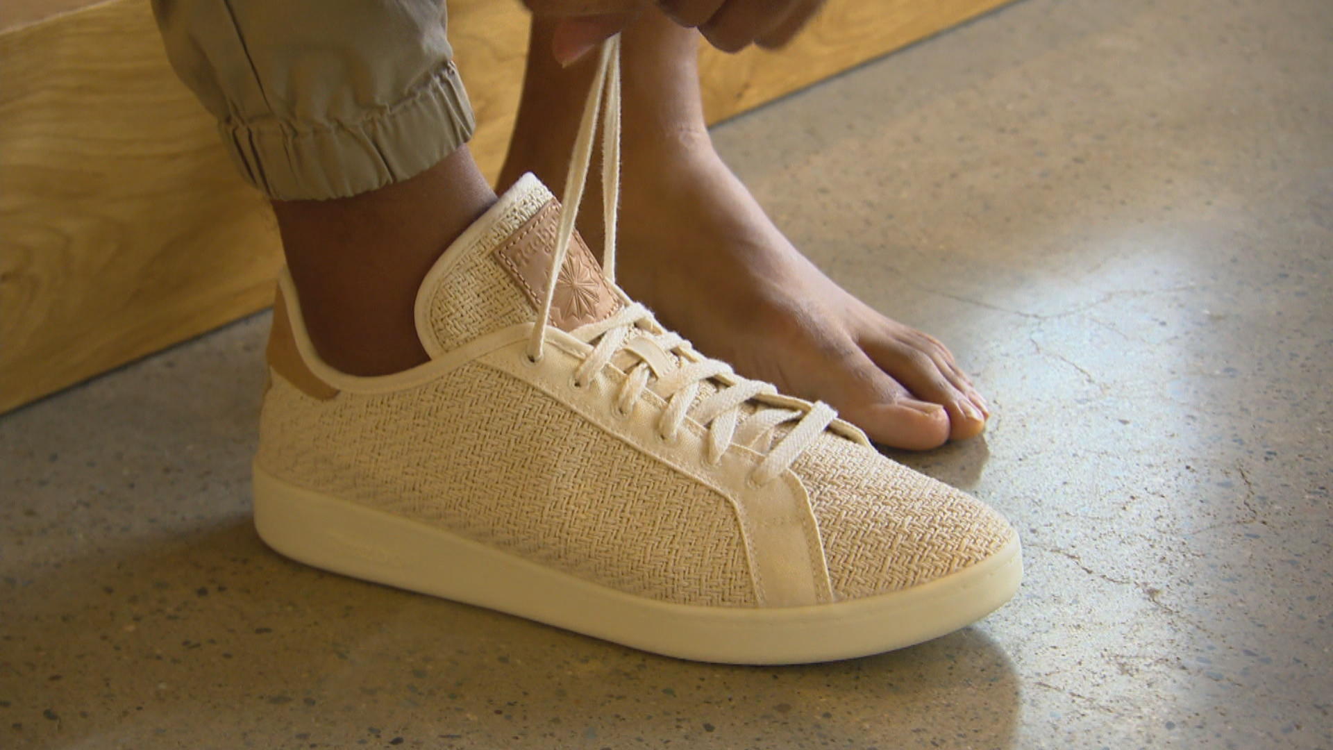 golf microscopisch gevaarlijk Reebok launches sustainable sneaker made from cotton and corn - CBS News