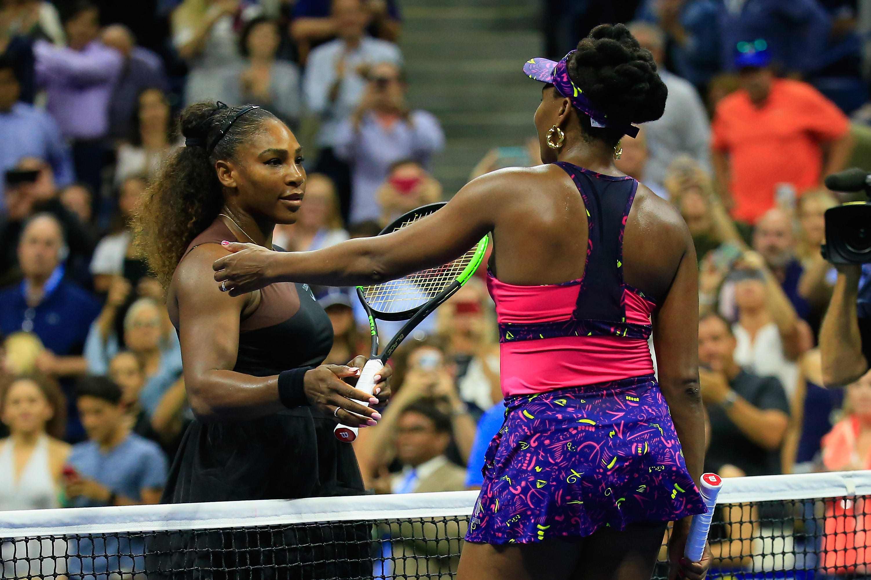 Serena Williams defeats sister Venus in U.S