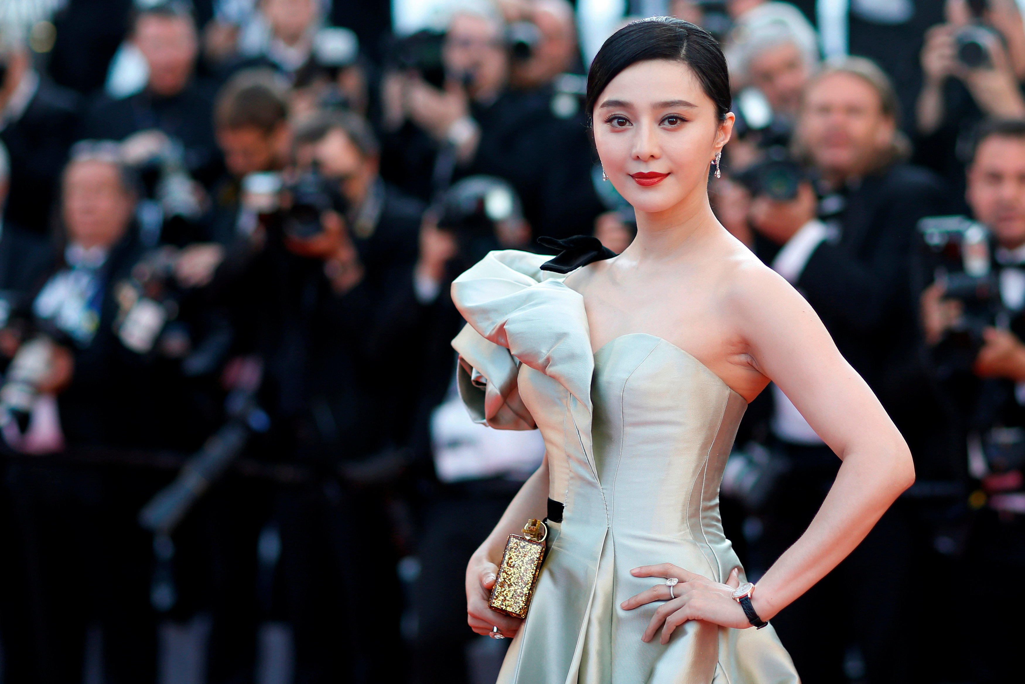 Udsøgt saltet Fleksibel Fan Bingbing, Chinese movie star missing for months, ordered to pay 130  million dollars in back taxes and penalties - CBS News