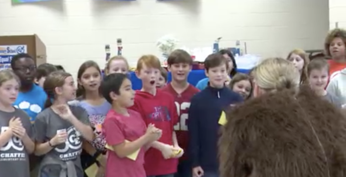 Alabama Military Mom Surprises Son And Classmates At School By Dressing Up Like Mascot Cbs News