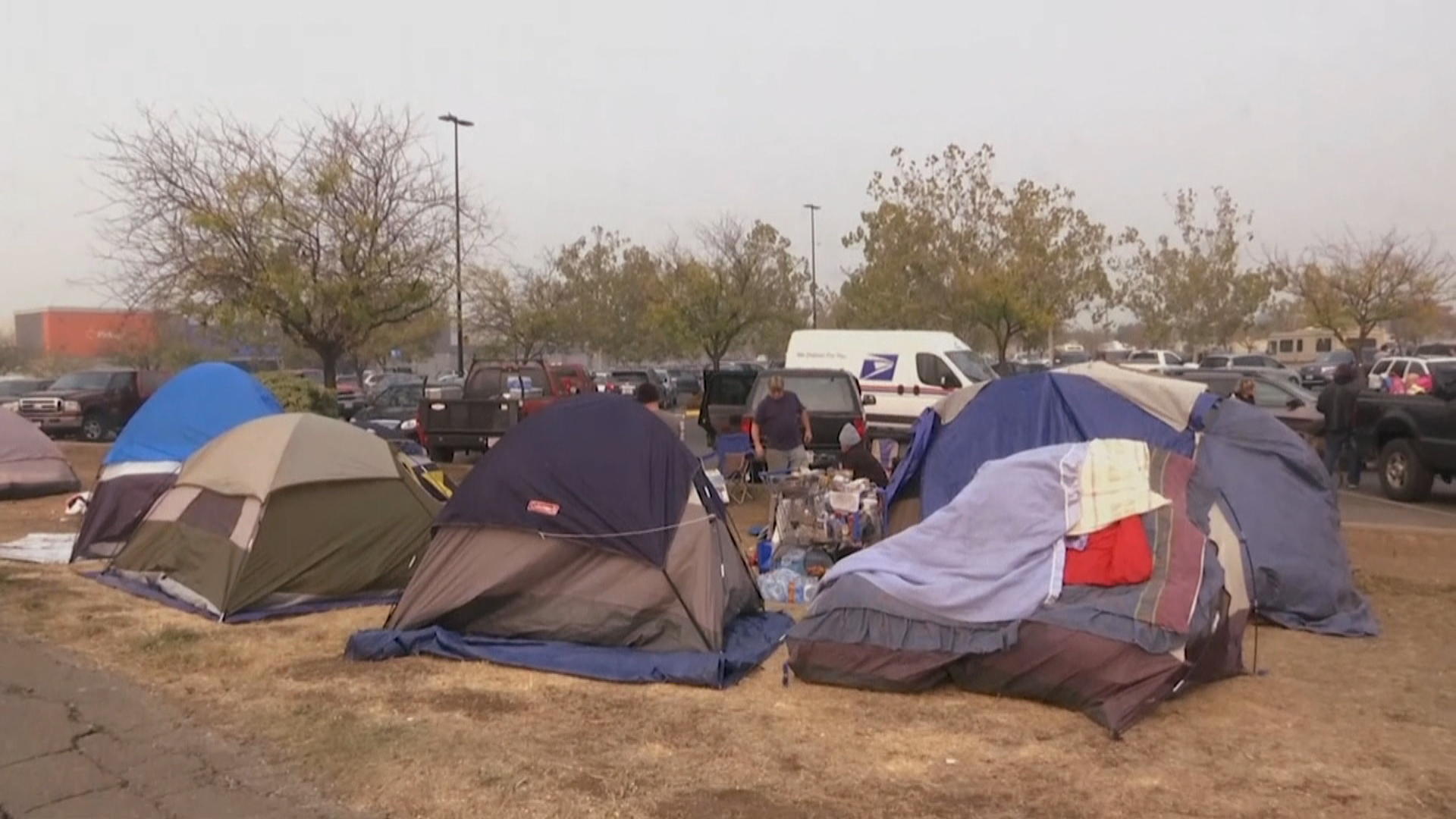 With nowhere to go, wildfire evacuees set up camp in Walmart parking ...