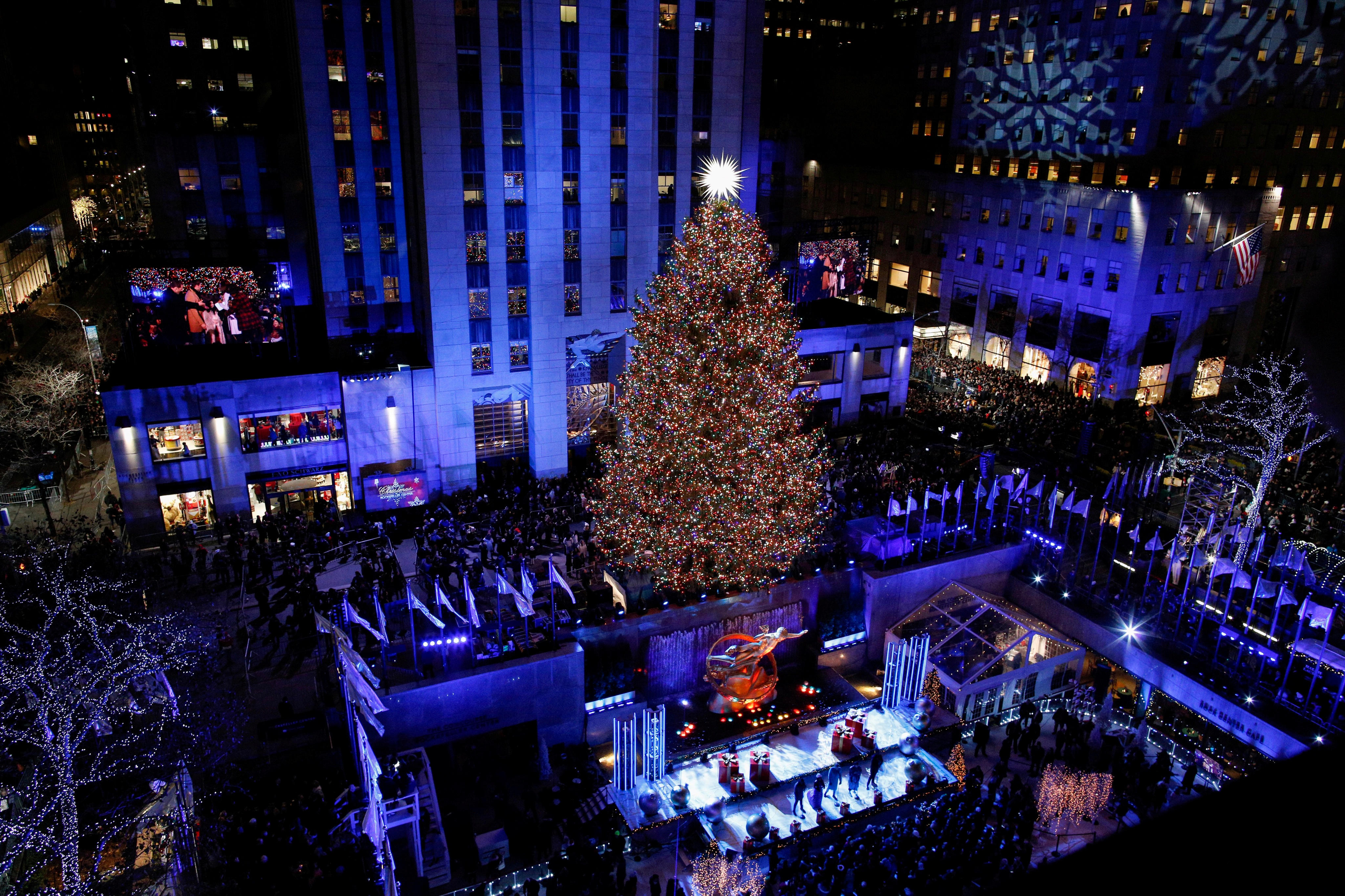 Let Jeg spiser morgenmad diagonal 2018 Rockefeller Center Christmas Tree Lighting - Watch live stream, start  time, TV channel today - CBS News