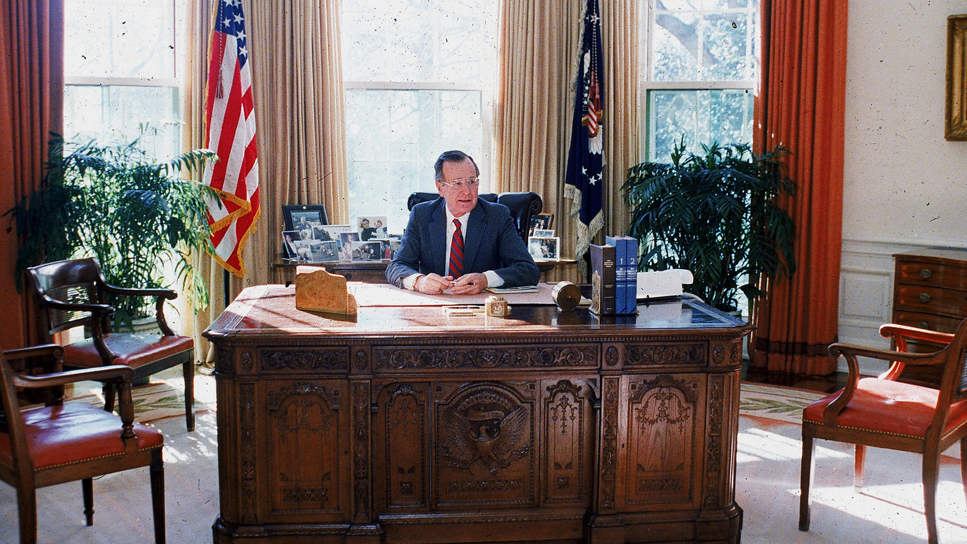 41ST PRESIDENT OF THE USA GEORGE HW BUSH IN THE WHITE HOUSE PUBLICITY PHOTO 