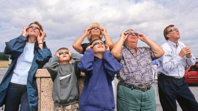 Solar eclipse glasses: What to wear to protect your eyes - CBS News