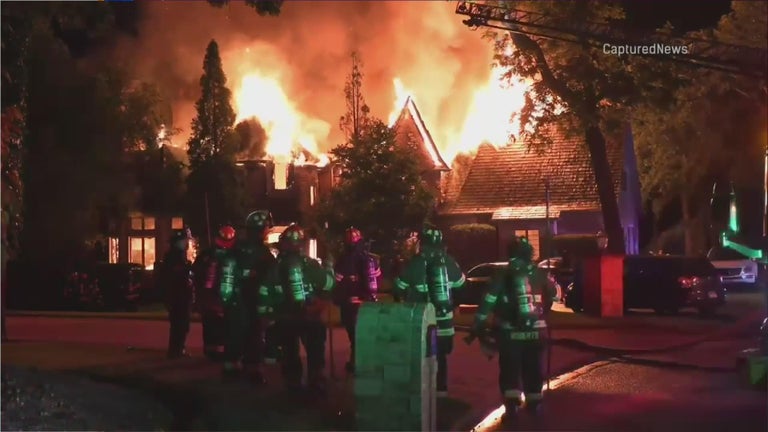 Fire crews battle house fire in Kildeer; no injuries reported - CBS Chicago