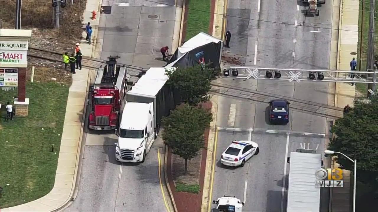 Train strikes tractor-trailer in Southeast Baltimore - CBS Baltimore
