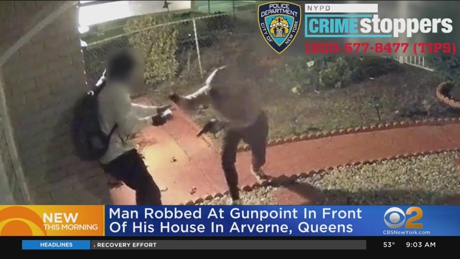 Gunpoint robbery in Queens caught on video - CBS New York