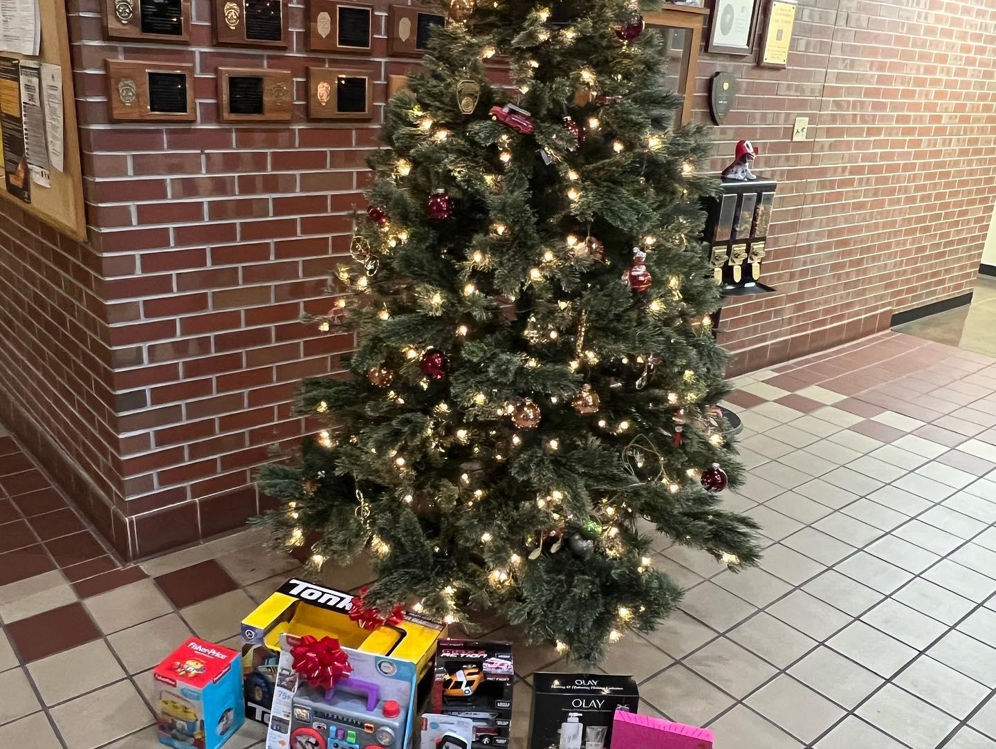 37th-humboldt-fire-3-christmas-tree-and-gifts-from-denver-fd-on-fb.jpg 