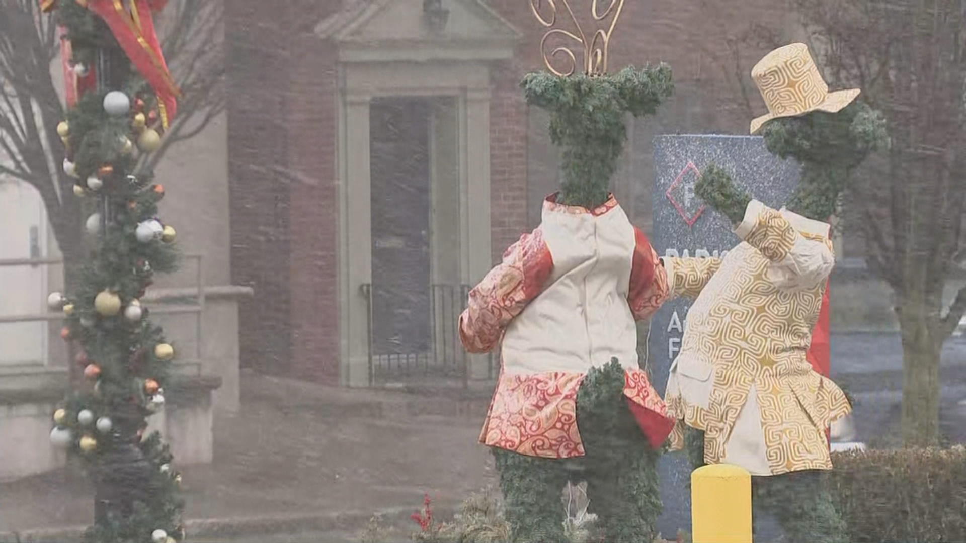 shoppers-fight-winter-storm-to-get-last-minute-gifts-in-ardmore.jpg 