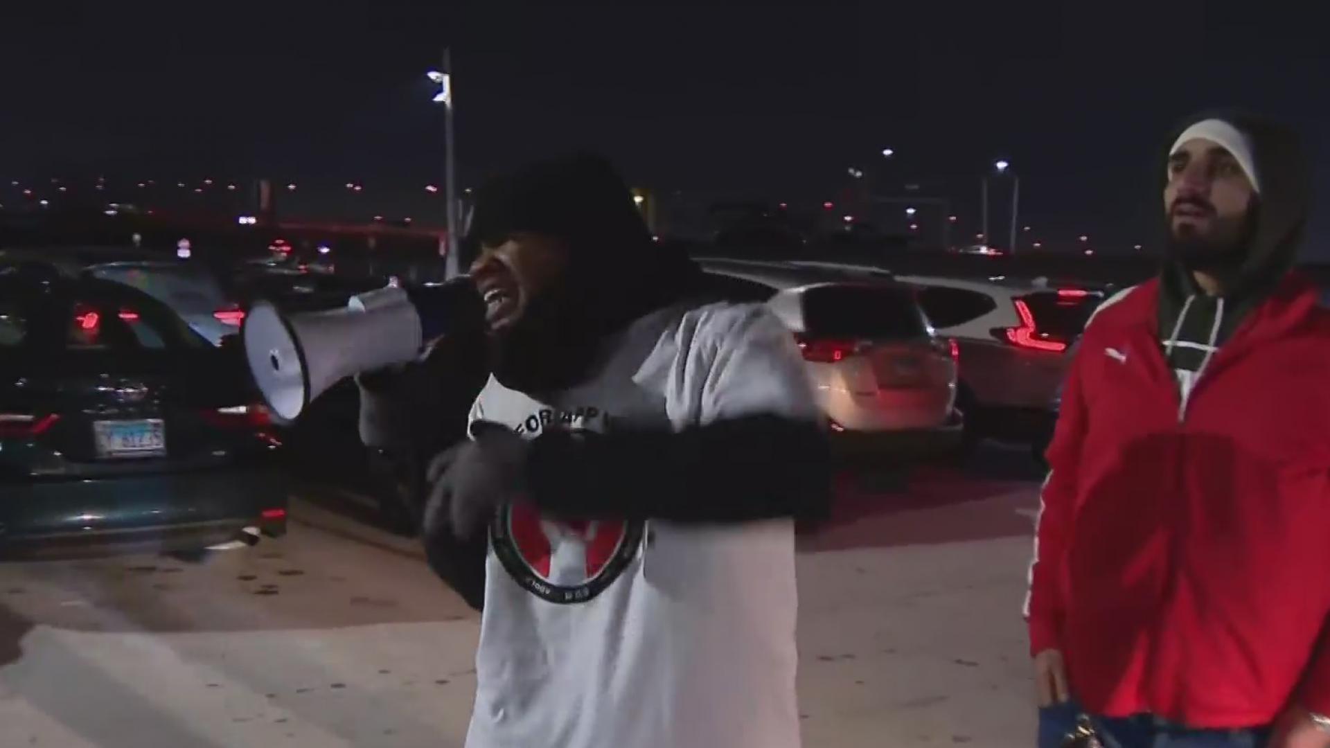 Rideshare drivers protest at O'Hare - CBS Chicago