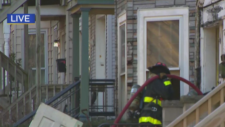 Fire breaks out in Lakeview apartment house - CBS Chicago