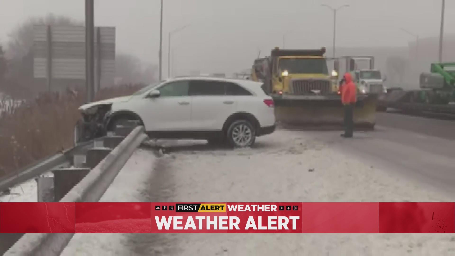 Heavy snow falls in northern suburbs; cars stall and crash - CBS Chicago