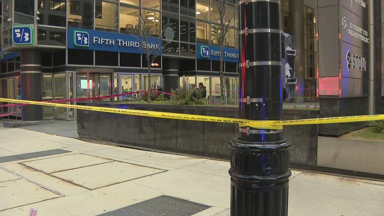Security guard shot during downtown bank robbery - CBS Chicago
