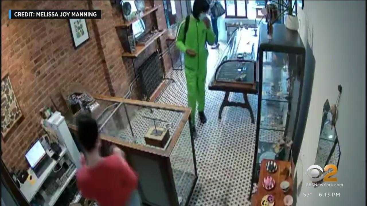 Brazen jewelry store robbery caught on camera in Brooklyn - CBS New York