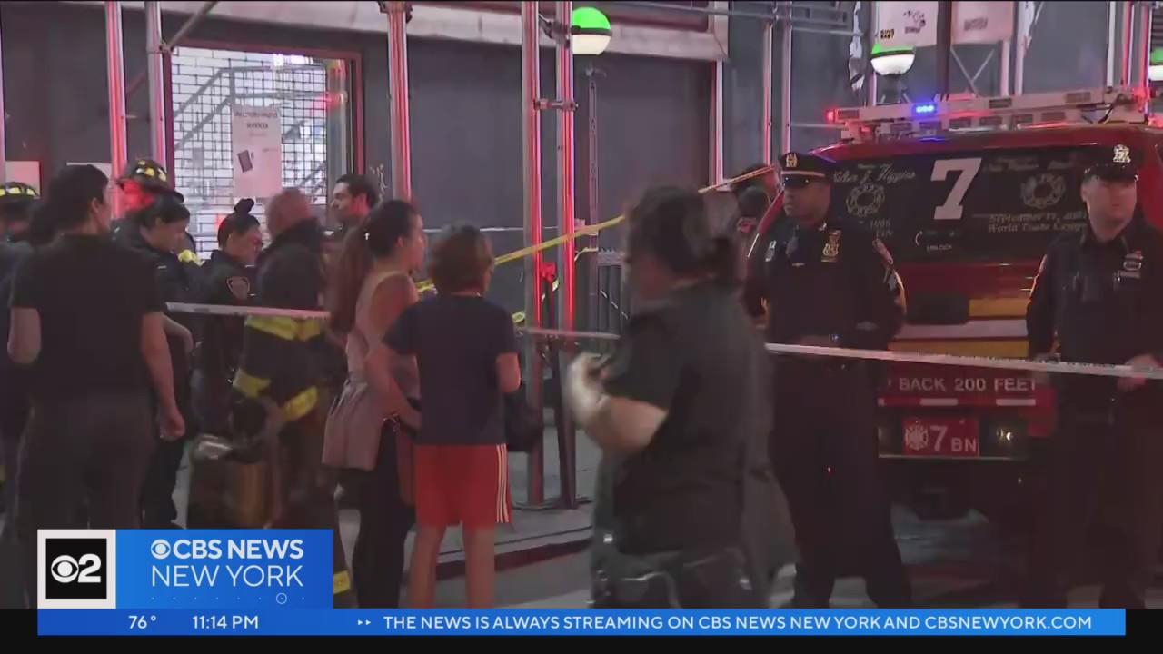 Crews battle high-rise fire in Midtown - CBS New York