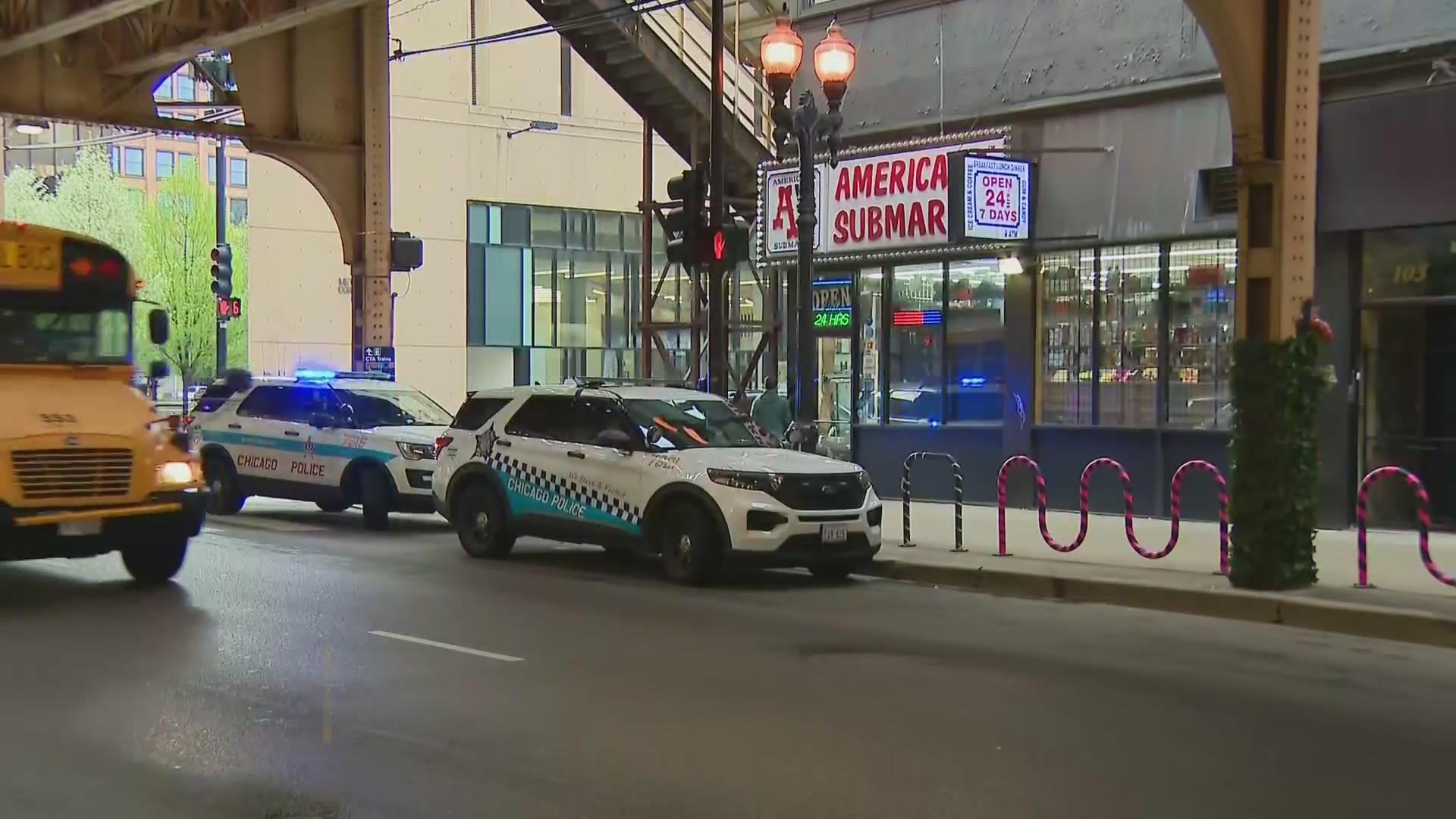Group stabs clerk during robbery inside business in Loop - CBS Chicago