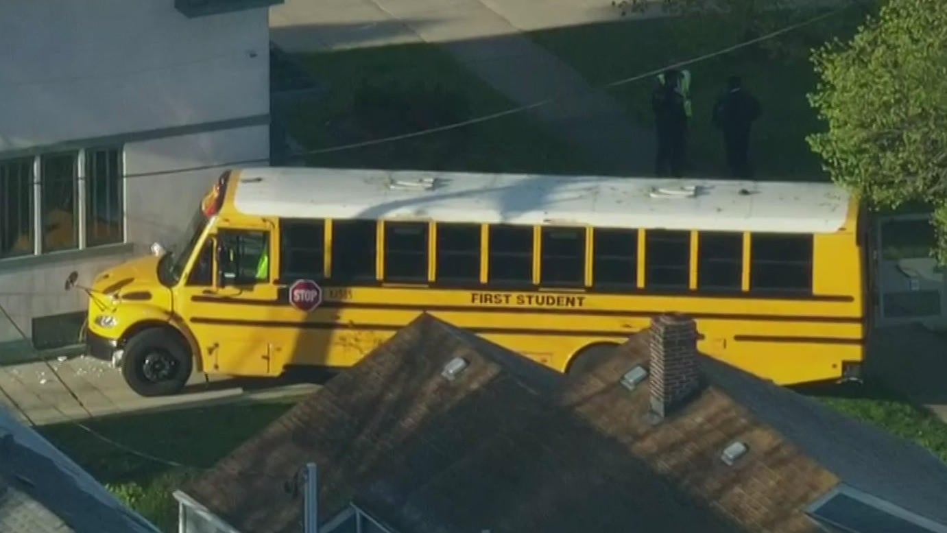 School bus crashes into house in Western Springs - CBS Chicago