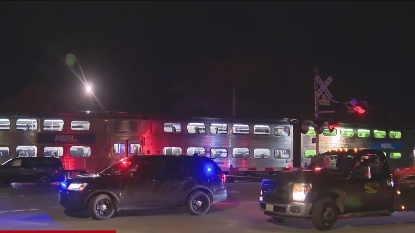 Metra train hits car, extensive delays expected - CBS Chicago