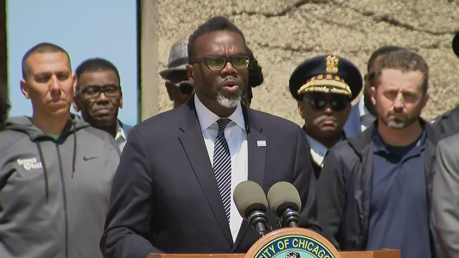 Chicago officials discuss safety plans ahead of Memorial Day - CBS Chicago