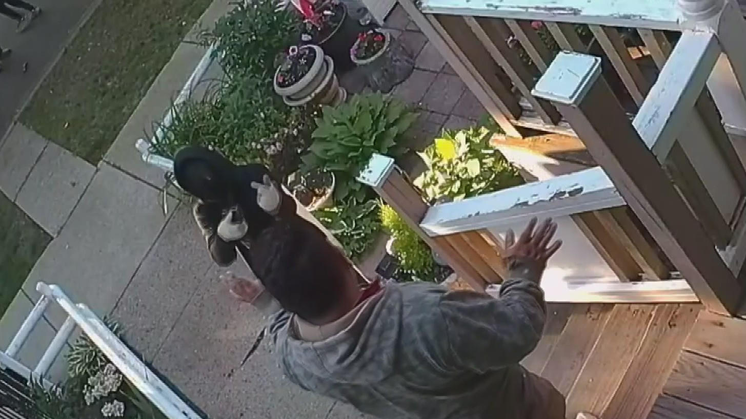 Victim of brazen armed robbery crew recounts horror - CBS Chicago