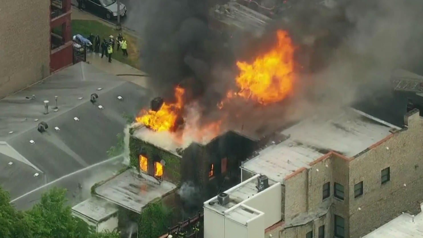 Extra-alarm blaze rips through building in Bronzeville - CBS Chicago