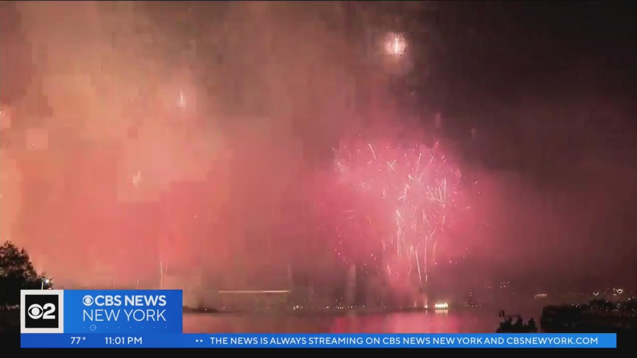 雪夜月 Season3 & Season4 Fireworks light up the sky above the Brooklyn Bridge during