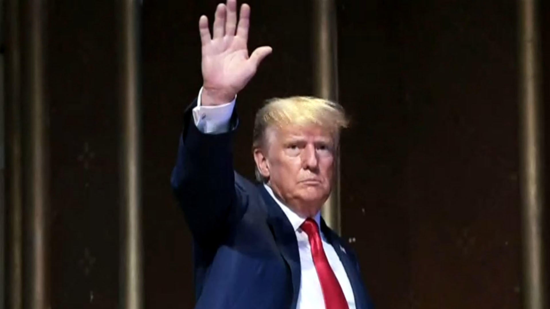 Chicago woman arrested for threatening to kill Trump and his son - CBS News
