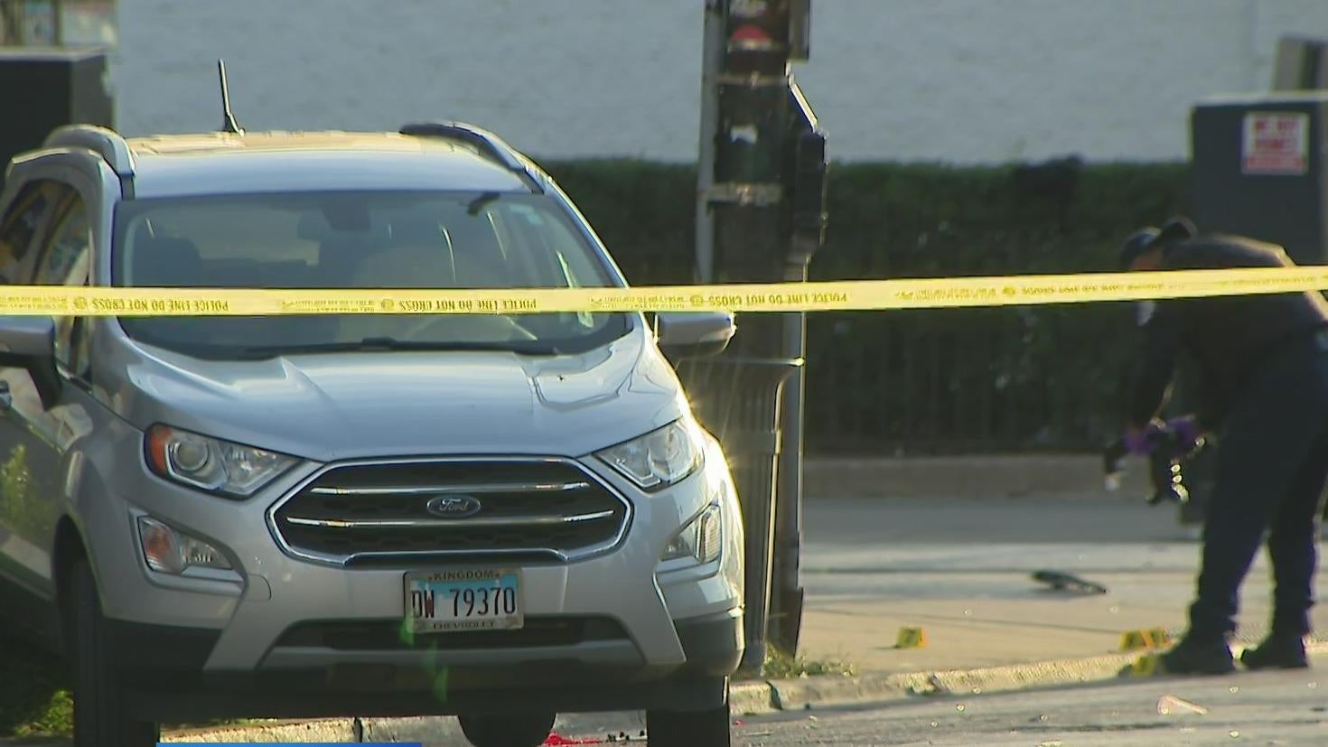 1 man dead following crash, shooting in Garfield Park - CBS Chicago