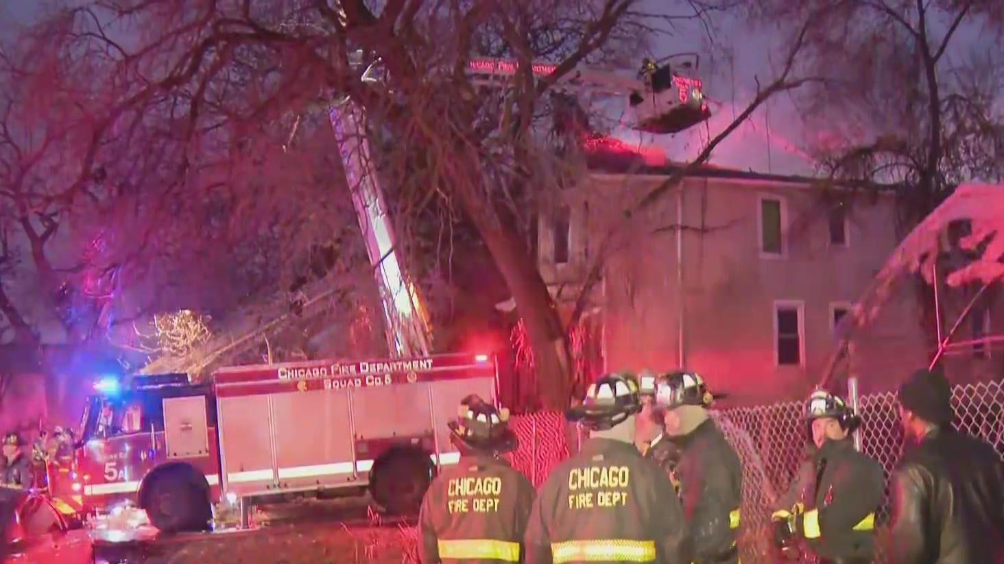 Fire crews battle blaze at vacant building on Chicago's South Side ...