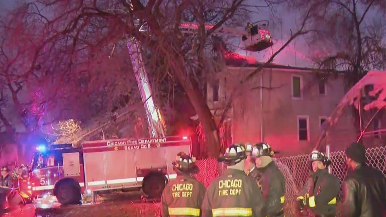 Fire crews battle blaze at vacant building on Chicago's South Side ...
