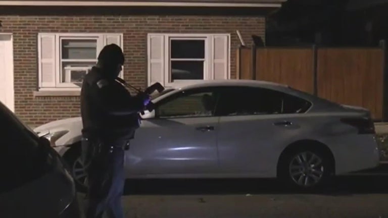 9 robbed at gunpoint in Chicago, including off-duty CPD officer - CBS ...