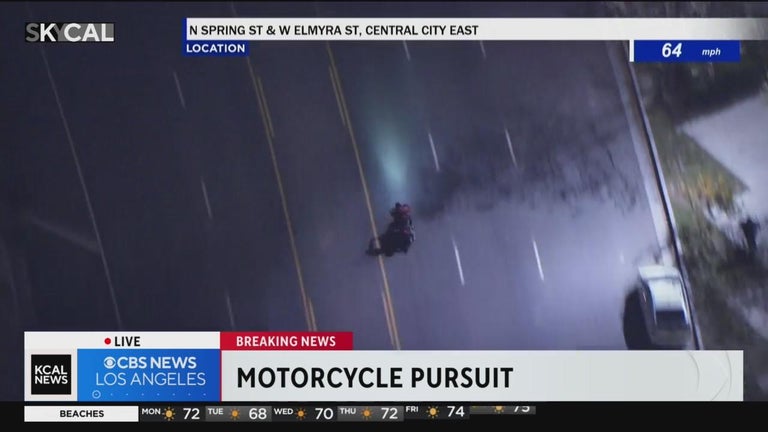 Police chase a speeding motorcycle through downtown Los Angeles ...