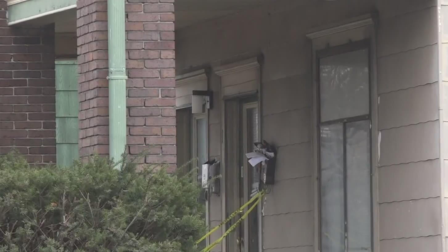 Rockford police shoot, kill man they say wouldn't drop weapons - CBS ...