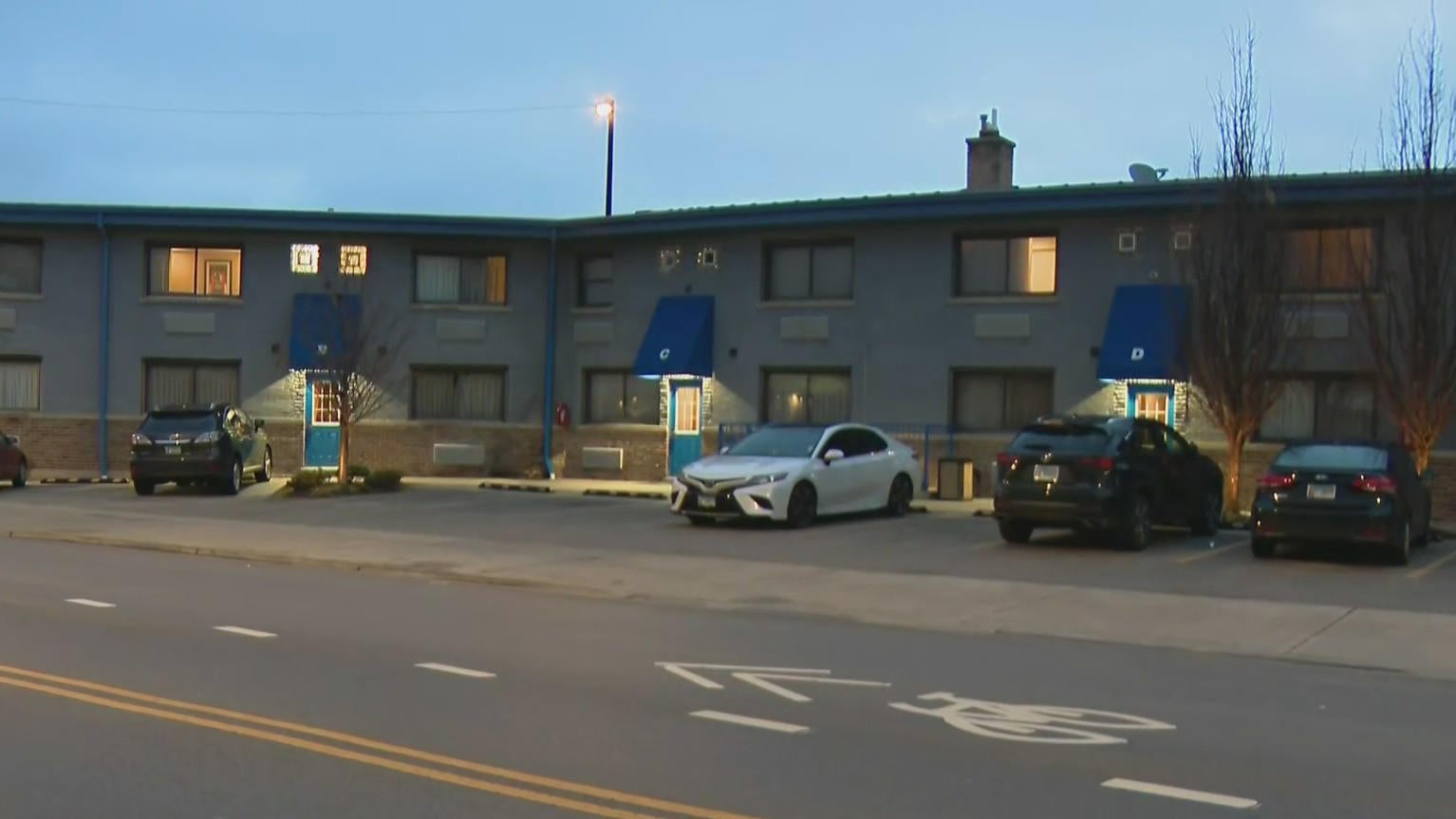 Man arrested following SWAT incident at Chicago motel - CBS Chicago