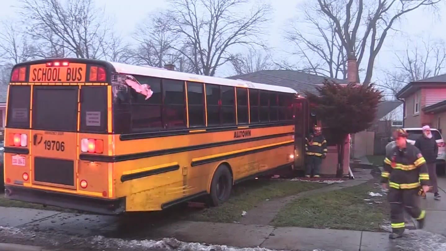 School bus plows into house in north Chicago suburb - CBS Chicago