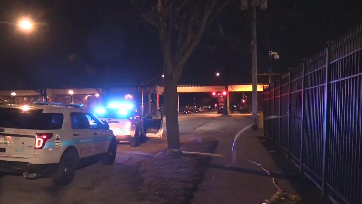 4 people stabbed on Chicago's West Side - CBS Chicago