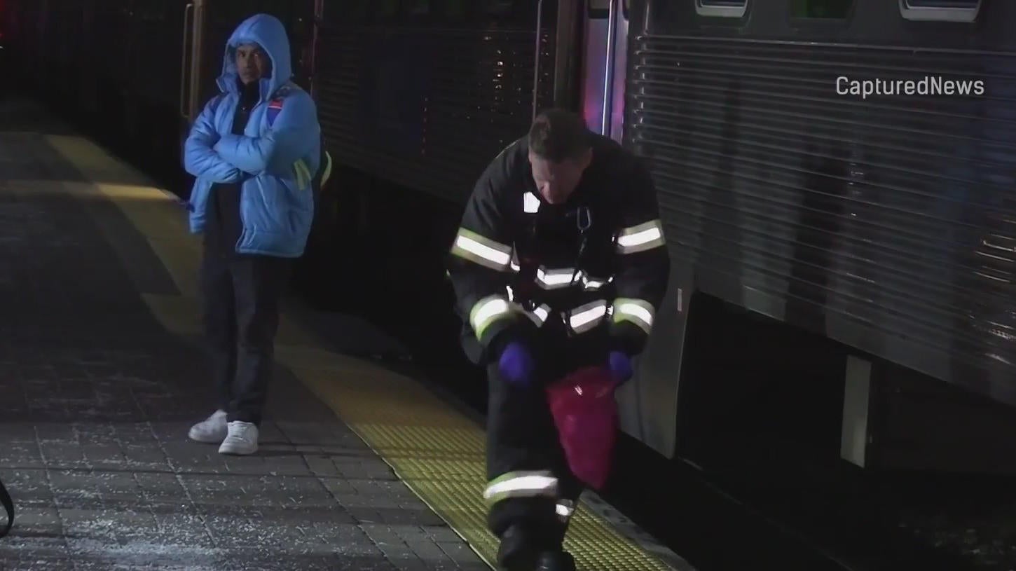 Metra train hits pedestrian in north Chicago suburbs - CBS Chicago
