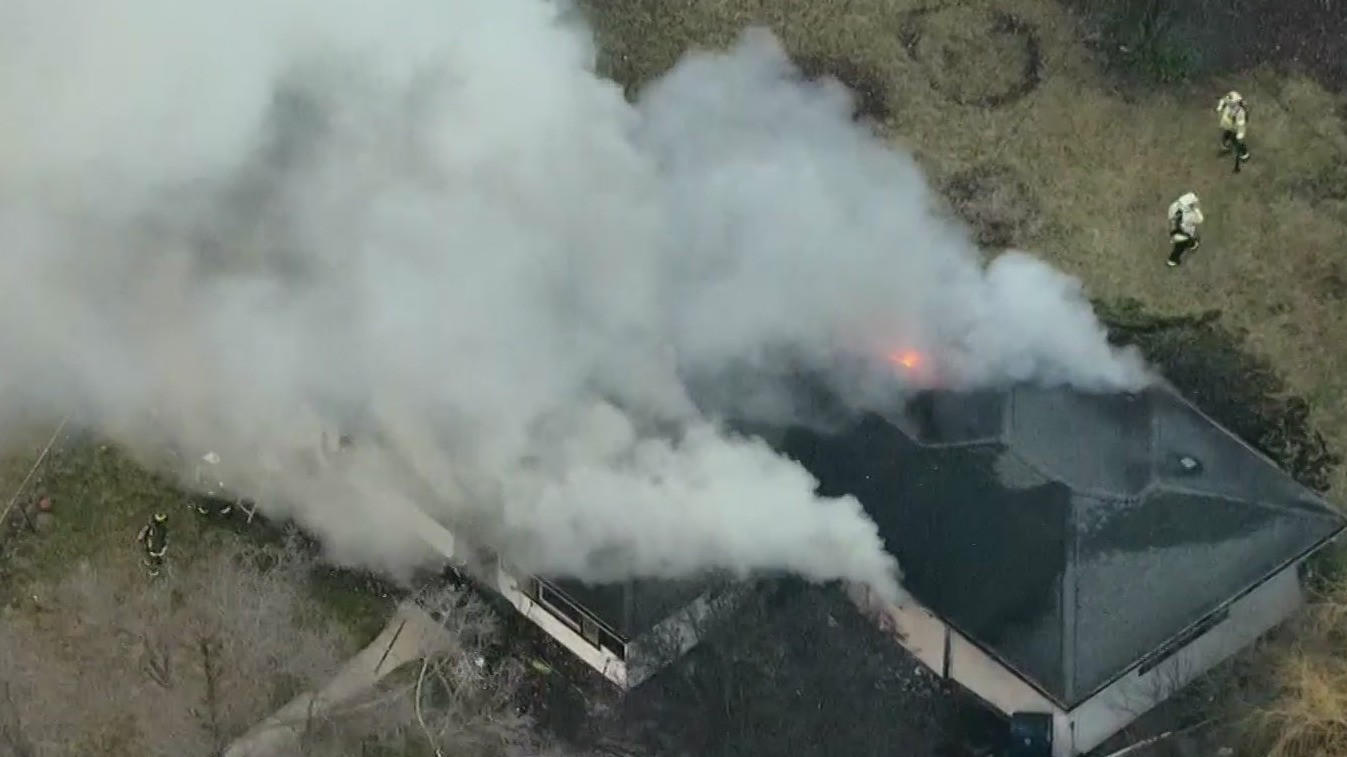 Fire rips through ranch-style house in south Chicago suburbs - CBS Chicago