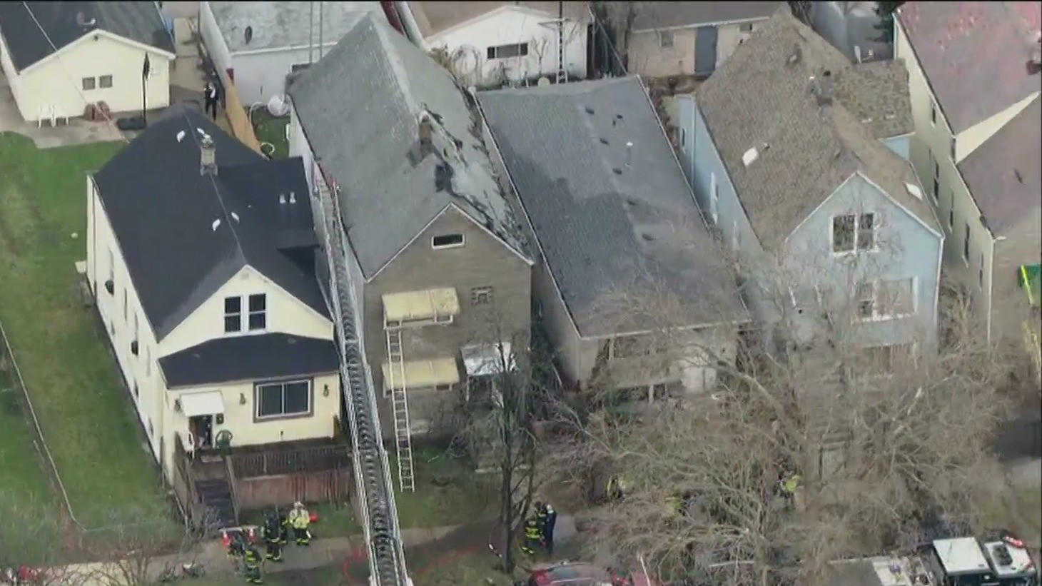 Northwest Side Chicago fire prompts major emergency response - CBS Chicago