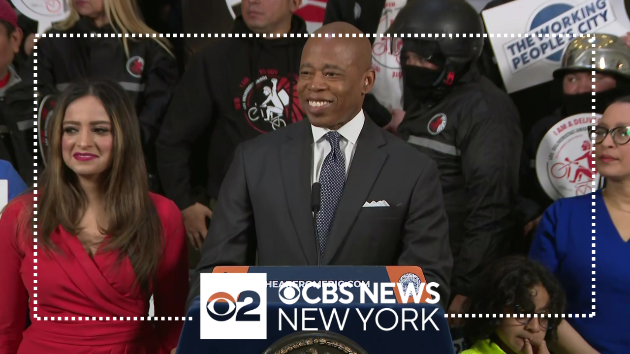 NYC delivery workers see pay raise as minimum wage increases - CBS New York