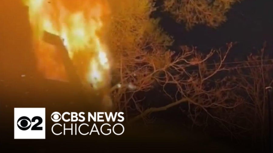 Extra-alarm fire destroys Lower West Side Chicago apartment house ...