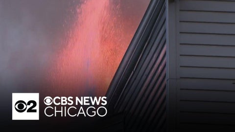 Fire spreads to 3 houses on Chicago's Northwest Side - CBS Chicago