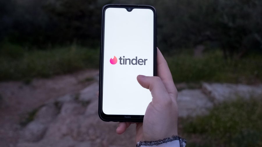 Tinder pilots facial recognition security feature in California - CBS News